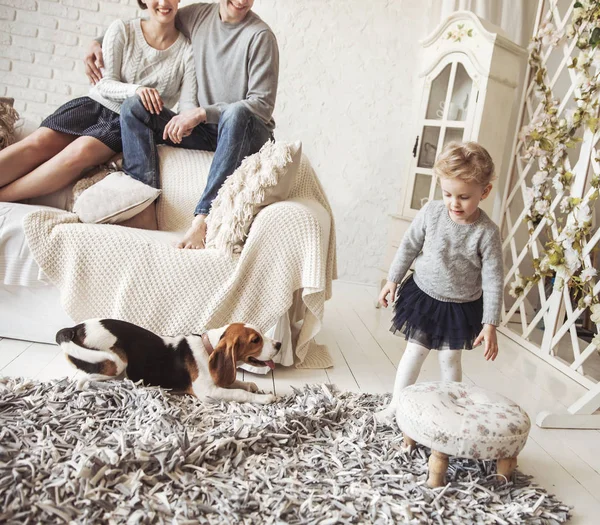 mutlu genç aile oturma odasında Pazar günü dinlenme