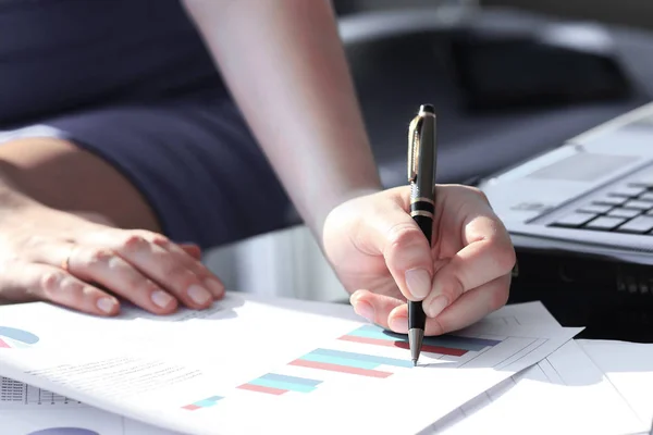 Zakelijke vrouw schrijven met de pen in het kantoor. werkplek zakenvrouw — Stockfoto