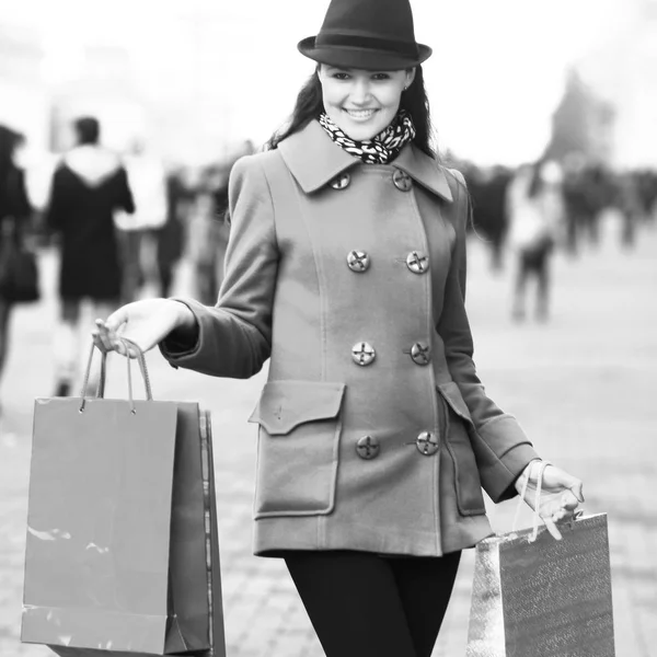 Vacker flicka med shopping gångavstånd ner på gatan, svarta och vita fotot — Stockfoto