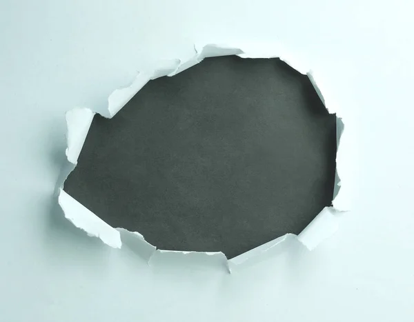 Carta con mezzo strappato per testo pubblicitario con sfondo grigio — Foto Stock