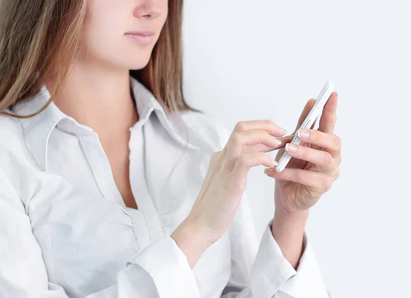 Nærbilde. Bedriftskvinne skriver SMS på mobil – stockfoto