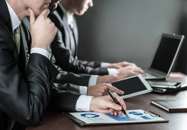 Up.business team analyseren van financiële documenten sluiten bedrijfsconcept — Stockfoto