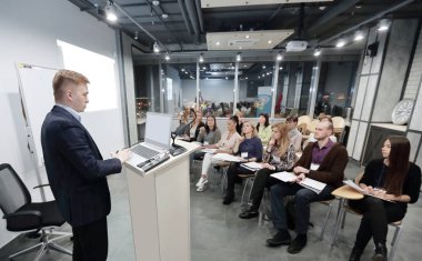 Proje Yöneticisi üst düzey personel toplantısı yapar.