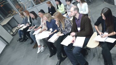 yaratıcı iş takım giyim yeni bir koleksiyon tartışıyor.