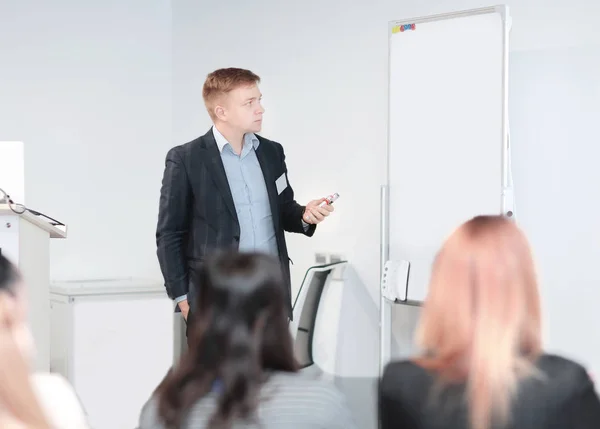 Nauwe up.businessman schrijft een marker op het bord — Stockfoto