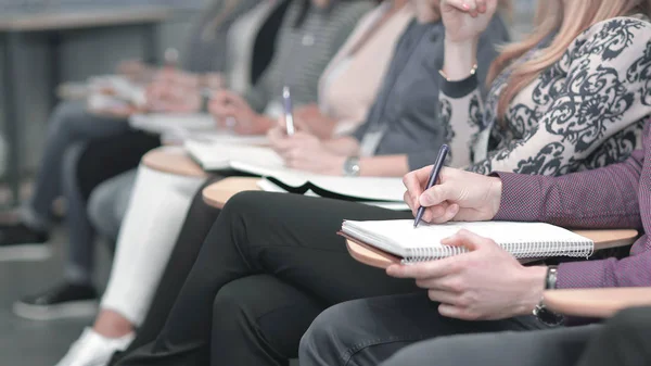 Grupo empresarial tomando notas en clipbord sentado en la conferenc — Foto de Stock