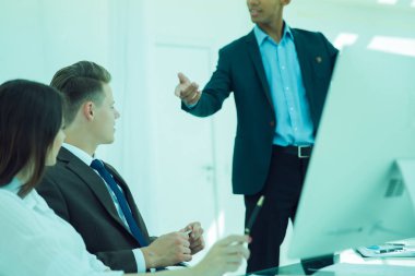 ofiste yeni fikirleri tartışmak iş arkadaşları