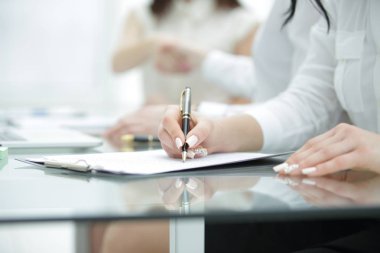 İş formu doldururken yakın çekim işkadını röportaj