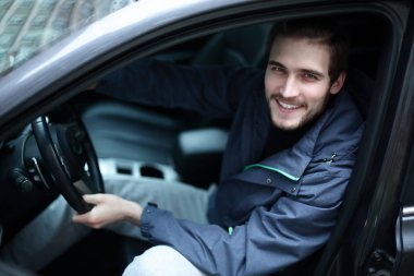 kumar dostum güzel bir araba sürüş oturma.