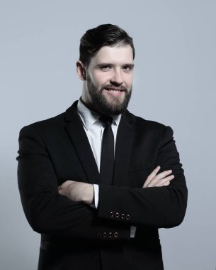 kendine güvenen işadamı tarafına bakıyor. Beyaz arka plan üzerinde izole