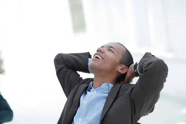 Dromen van een jonge ondernemer zit aan zijn Bureau — Stockfoto