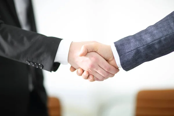 Stäng up.handshake av affärspartners i office — Stockfoto