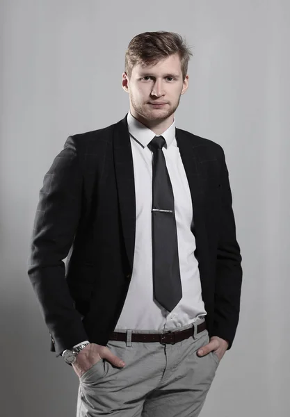 Selbstbewusster junger Mann in einem Business-Suit.isolated auf weißem Hintergrund — Stockfoto