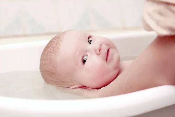 Z bliska. Mama kąpie noworodka baby.photo z miejsca kopii — Zdjęcie stockowe