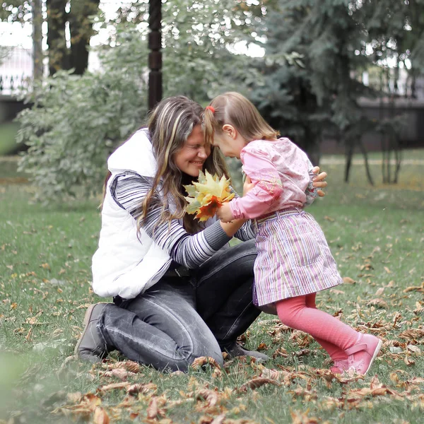 Mutter Und Kleine Tochter Spielen Park — Stockfoto