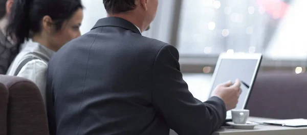 Concept van zakelijke bijeenkomsten. Een team van medewerkers maakt gebruik van een laptop voor werk — Stockfoto