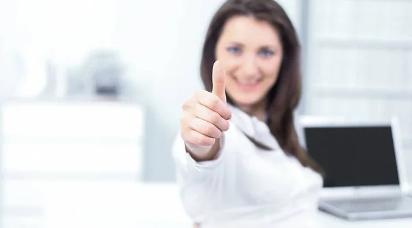 Employee shows a thumbs up, sitting at the Desk — Stock Photo, Image