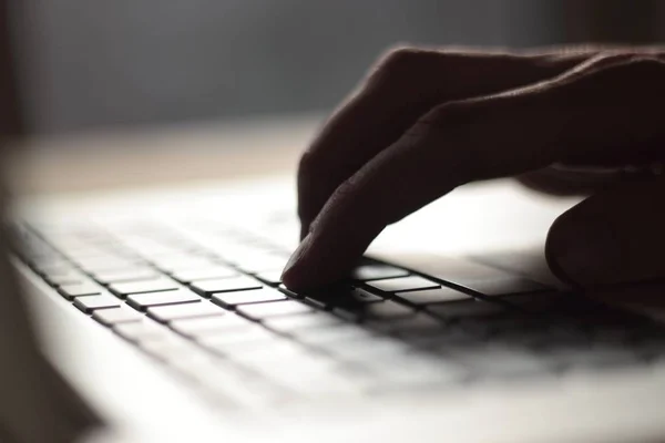 De cerca. imagen borrosa de la escritura masculina en el teclado del ordenador portátil — Foto de Stock