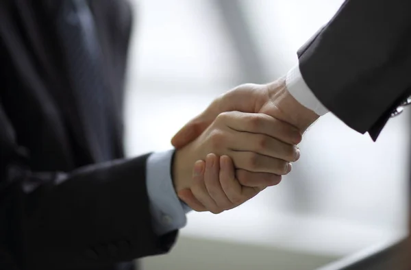 Stäng up.business handslag på suddig office bakgrund — Stockfoto