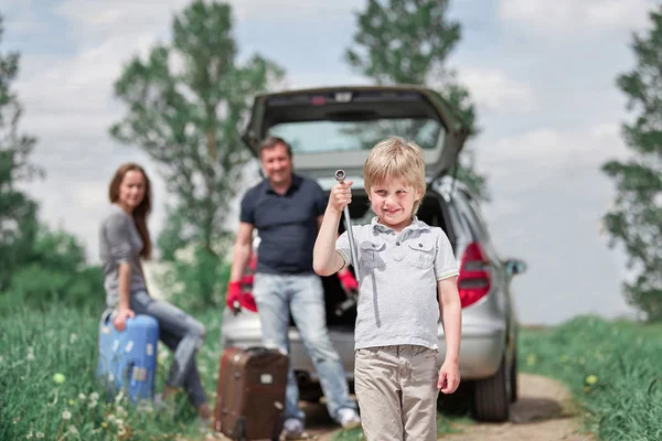 Chlapec s klíč stojící na venkovské cestě. potíže na cestě — Stock fotografie