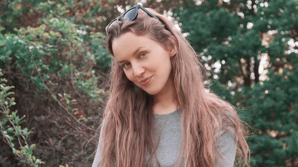 Bir yaz Park arka plan üzerinde genç kadın — Stok fotoğraf