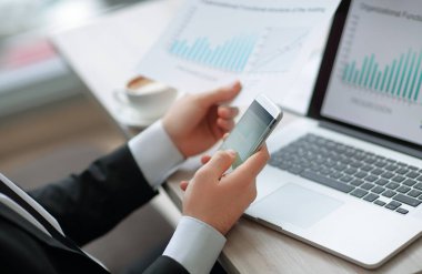 Finans ve banka kullanan closeup.business kişi internet üzerinde