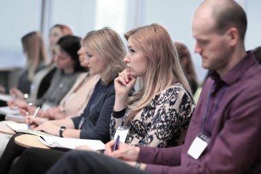 arka view.businessmen bir konferans odasında oturmuş