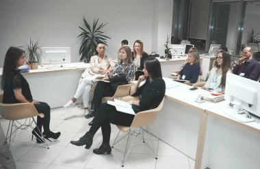 çalışanların toplantının başlamasından bekliyor