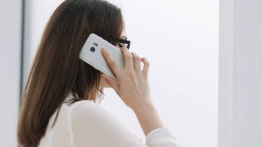 yakın kapatın. akıllı telefonuyla konuşan iş kadını.