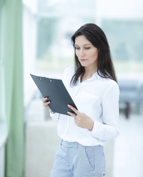 Moderne zakenvrouw op onscherpe achtergrond office — Stockfoto