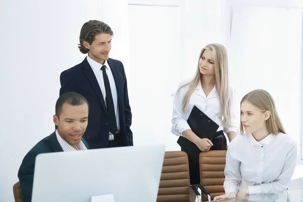 Primo piano. I dipendenti stanno parlando in un ufficio moderno . — Foto Stock