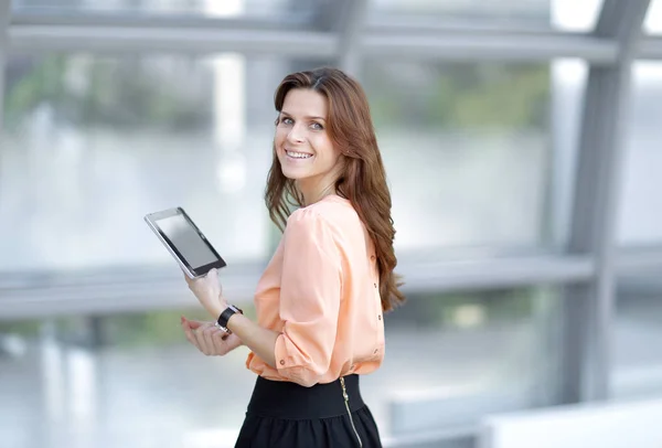 Mujer de negocios view.confident lateral con tableta digital — Foto de Stock