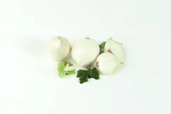Diverse hoofden van witte uien .isolated op een wit — Stockfoto