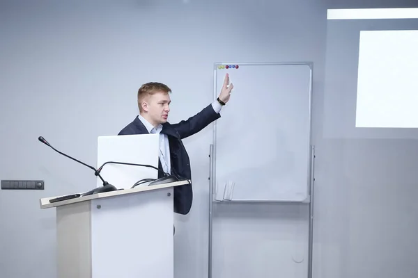 Close up.businessman dando un discurso en un seminario de negocios — Foto de Stock
