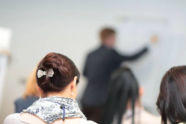 Vista posteriore. l'immagine sfocata della sala conferenze — Foto Stock