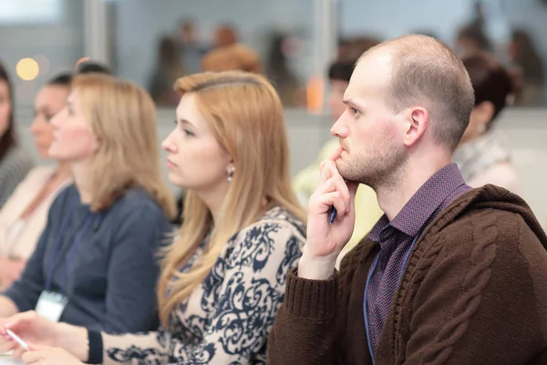 Empresarios interesados en escuchar conferencias, sentados en la sala de conferencias . — Foto de Stock