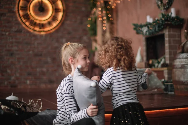 Two little sisters are playing in the living room on Christmas eve — Stock Photo, Image