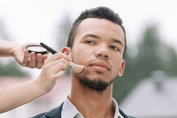 Maquillador hace maquillaje joven político antes de un discurso público —  Fotos de Stock