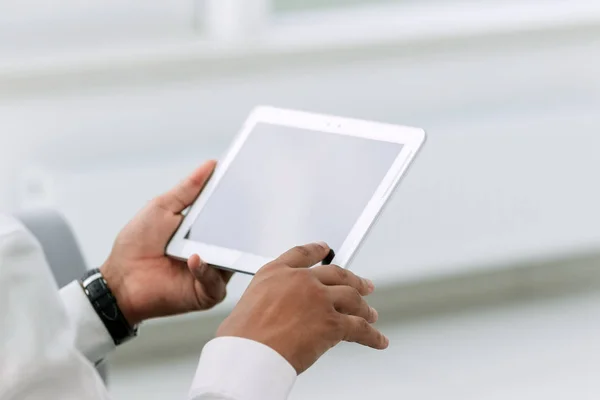 Närbild. affärsman som att trycka på skärmen av digitala tabletten — Stockfoto