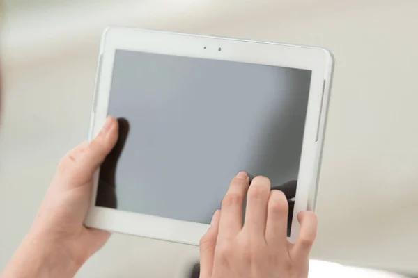 De près. femme d'affaires poussant en utilisant une tablette numérique . — Photo