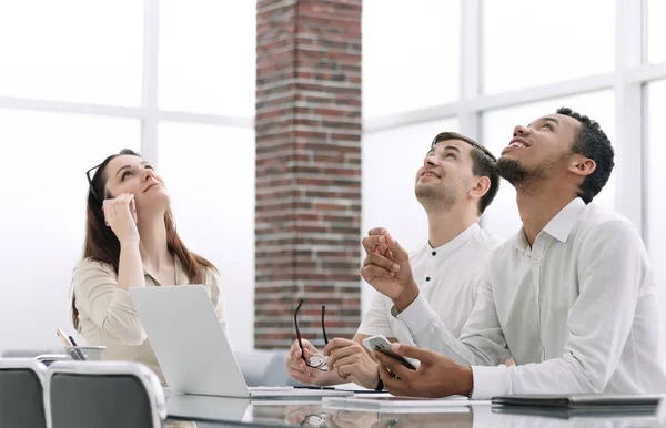 Geschäftsteam am Arbeitsplatz im Büro. — Stockfoto