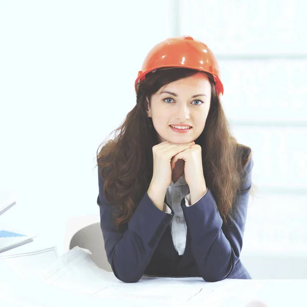 Hermosa mujer de negocios arquitecto con plan de trabajo de oficina . —  Fotos de Stock