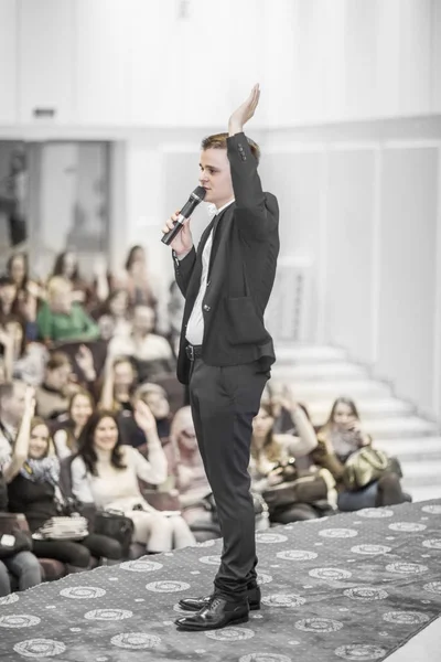 Framgångsrik affärsman rymmer business konferensen för press — Stockfoto