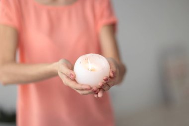 yanan bir mum ile up.Beautiful genç kadın kapatmak