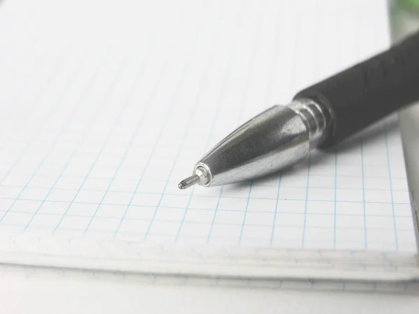 Up.ballpoint pen Kladblok op onscherpe achtergrond sluiten — Stockfoto