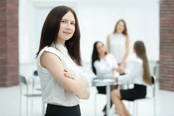 Unga medarbetare på suddig office background.photo med kopia utrymme — Stockfoto