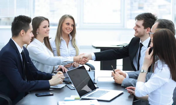 Partner commerciali che stringono la mano dopo una transazione di successo — Foto Stock