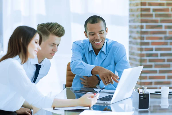 Funcionários conversando com um cliente sentado na mesa — Fotografia de Stock