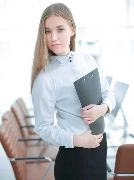 Zakenvrouw met documenten op de achtergrond van het Bureau — Stockfoto