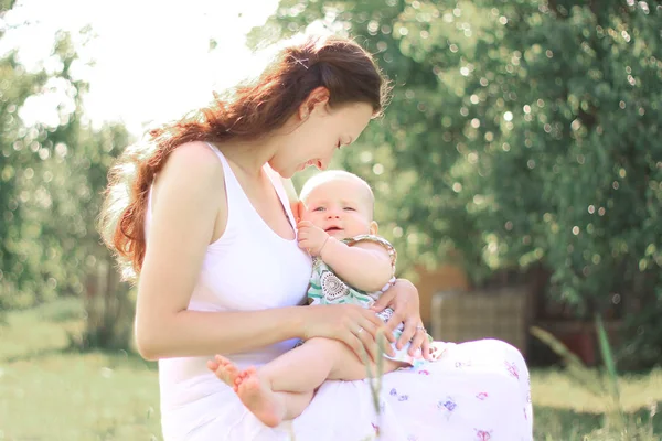 Mamma e baby.the concetto di una maternità felice.photo con spazio copia — Foto Stock